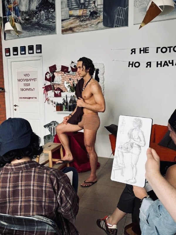 Игристое и мускулистое — рисуем с натуры и пьем вино