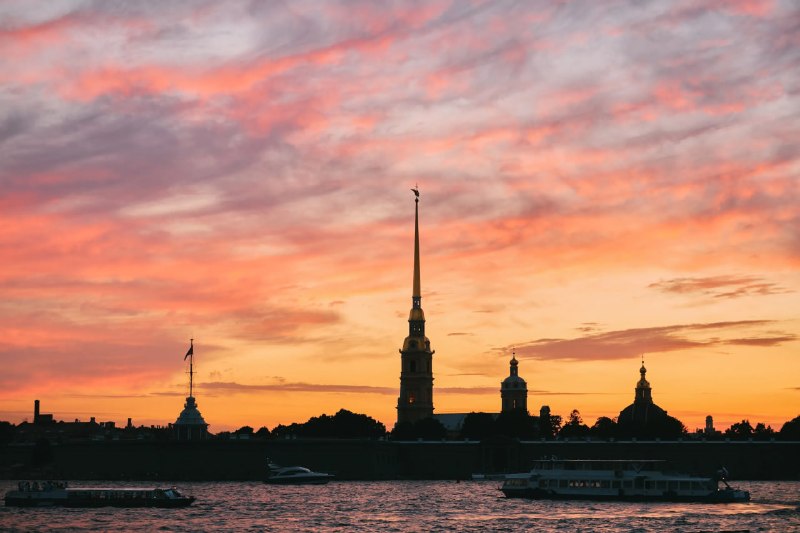 Вечерний круиз на теплоходе: закат, джаз и панорамы Петербурга